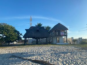 Terreno frente al mar, con palapa, area social y terraza.