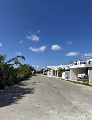 Espectacular terreno en Conkal cerrada con habitantes