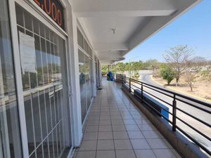 Plaza comercial en venta en el boulevard principal de Real del Bosque.