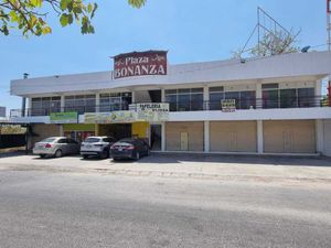 Plaza comercial en venta en el boulevard principal de Real del Bosque.