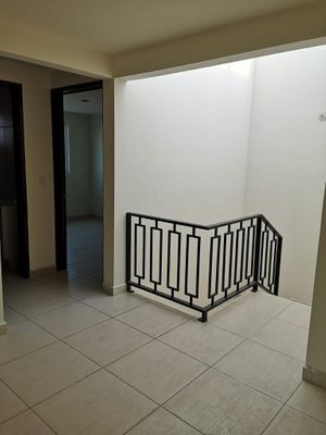 CASA EN VENTA, A 15 MIN DE GALERIAS METEPEC. UBICADA EN RESIDENCIAL QUINTO SOL.