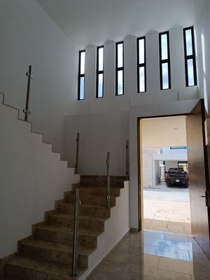 Amplia, hermosa y nueva casa en privada de Temozón norte