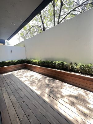 Linda planta jardín con terrazas