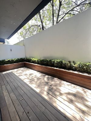 Linda planta jardín con terrazas con o sin muebles