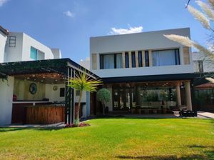 CASA EN VENTA CON ALBERCA  ACCESO CONTROLADO EN VISTA REAL QUERETARO M-E