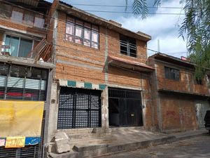 Venta de casa con local comercial