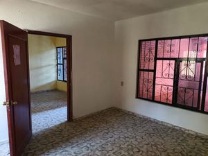 Venta de casa con local comercial