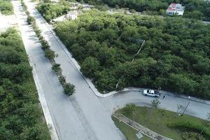 Terreno en esquina en privada Yaxlum. 643 m2, Cholul Mérida Yucatán