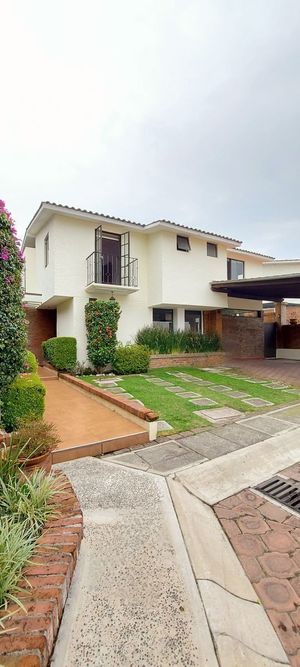 Casa en Condominio en Venta con Jardín y 4 estacionamientos por  San Jerónimo