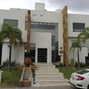 CASA EN VENTA REGENCY JURICA