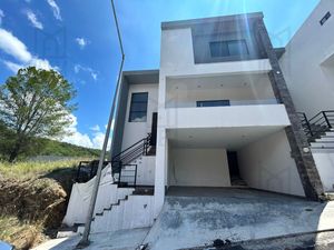 Casa en Venta en la Colonia Cumbres de Santiago, Carretera Nacional.