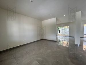 Casa en Venta en la Colonia Bosques De San Pedro, Carretera Nacional.