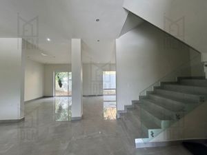 Casa en Venta en la Colonia Bosques De San Pedro, Carretera Nacional.