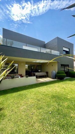 Vendo residencia en Cumbres de Santa Fe con diseño de alta arquitectura