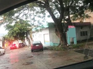 Se Vende Casa con  Local Comercial en Zona de alta actividad Comercial!!