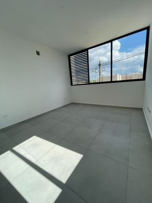 Casa en venta en Mérida con alberca y family room en privada con amenidades
