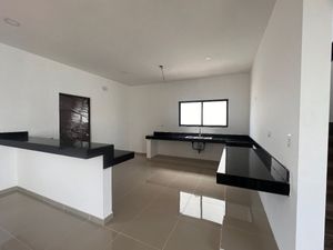Casa en venta en Mérida con alberca recámara en PB y amplio jardín