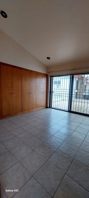 Hermosa Casa en Renta en Villas de Irapuato, colinda con campo de golf.