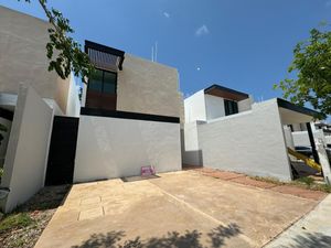 CASA EN VENTA EN MERIDA, 3 RECAMARAS Y ALBERCA EN PRIVADA CON AMENIDADES