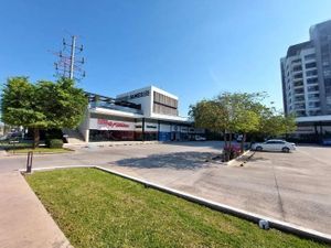 LOCAL EN RENTA EN PLAZA COMERCIAL, SOBRE AVENIDA SANTA GERTRUDIS COPÓ