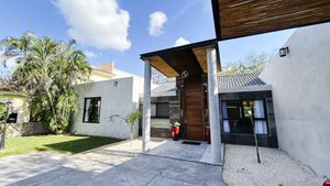 CASA EN VENTA DE UN PISO, EN PRIVADA CON CLUB DE GOLF Y AMENIDADES EN MERIDA