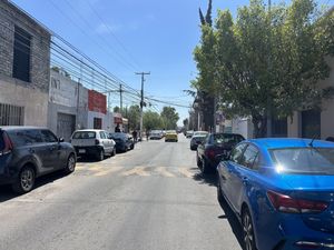 Casa con terreno y locales comerciales sobre avenida