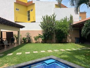 CASA CON ALBERCA Y JARDIN PRIVADOS EN VENTA EN LOMAS DE CUERNAVACA