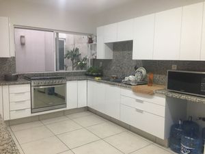 Casa en venta en Lomas de Angelópolis I con habitaciones en planta baja