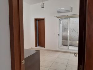 Casa en venta en Lomas de Angelópolis I con habitaciones en planta baja