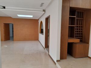 Casa en venta en Lomas de Angelópolis I con habitaciones en planta baja