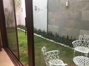 Casa en venta en Lomas de Angelópolis I con habitaciones en planta baja