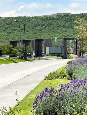 TERRENO EN LA ESPIGA FRENTE A ÁREA VERDE