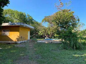 Macrolote - Terreno con construcciónes en Kanasín