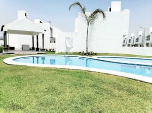 Venta de casa nueva en Condominio con Alberca