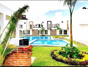 Venta de Casa Nueva con Alberca en Condominio