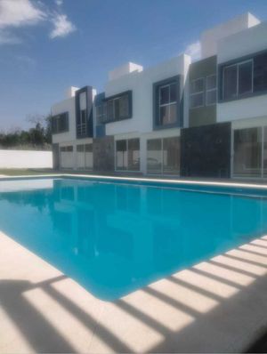 Venta de casa Nueva en condominio con Alberca