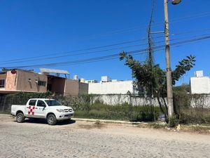 Terreno comercial en Av. Las palmas, cercano a la central camionera