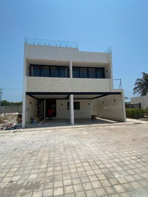 CASA EN RENTA FRENTE A PLAYA  BAHAMITAS