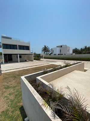 CASA EN RENTA FRENTE A PLAYA  BAHAMITAS