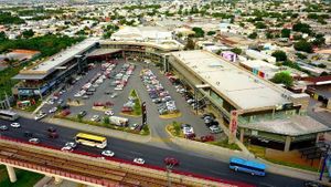 Local comercial en renta en plaza sobre ave. Universidad