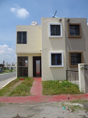 Casa de 2 pisos con estacionamiento propio, Ubicada en La Concha, Tlajomulco