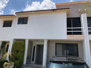 CASA EN VENTA, PORTONES JURIQUILLA!