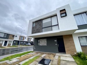 CASA EN RENTA EN ZAKIA, 3 RECÁMARAS, AMENIDADES, FRENTE A PARQUE!